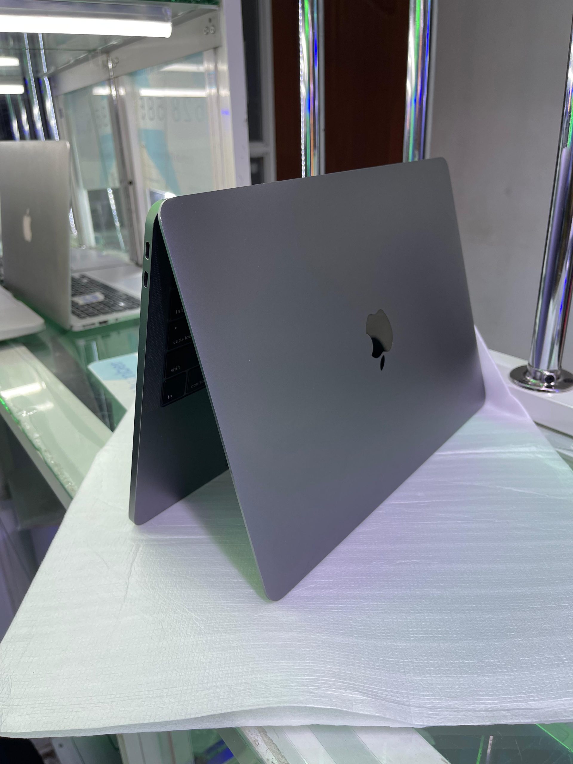 Mid 2017 Apple MacBook Pro with 2.5GHz Intel Core i7 13.3-inches